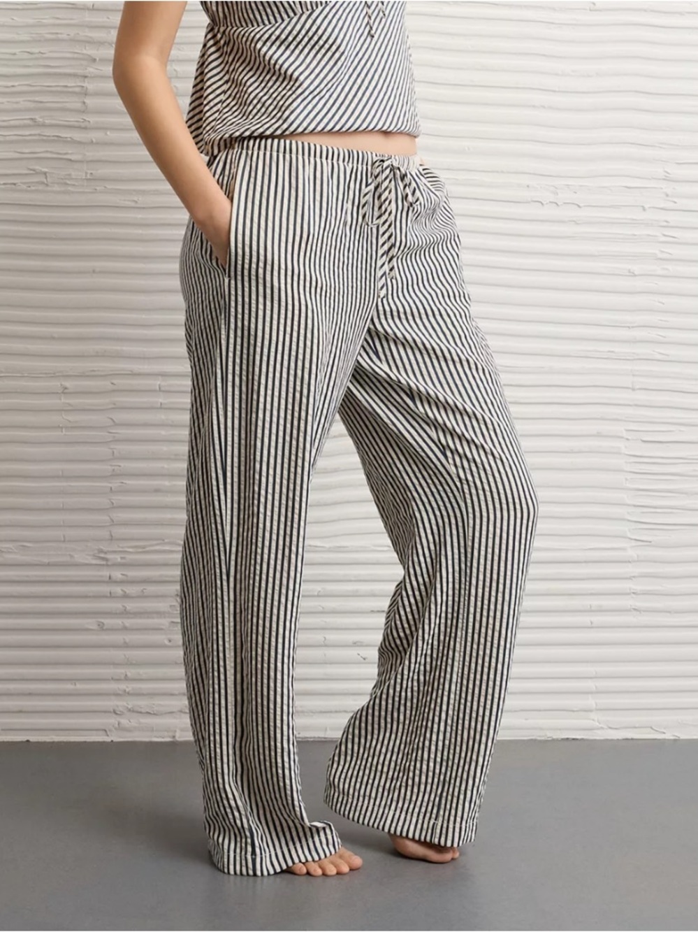 AMERICAN EAGLE NAVY IVORY STRIPED SEERSUCKER PULL ON WIDE LEG PANTS NWT SIZE S
